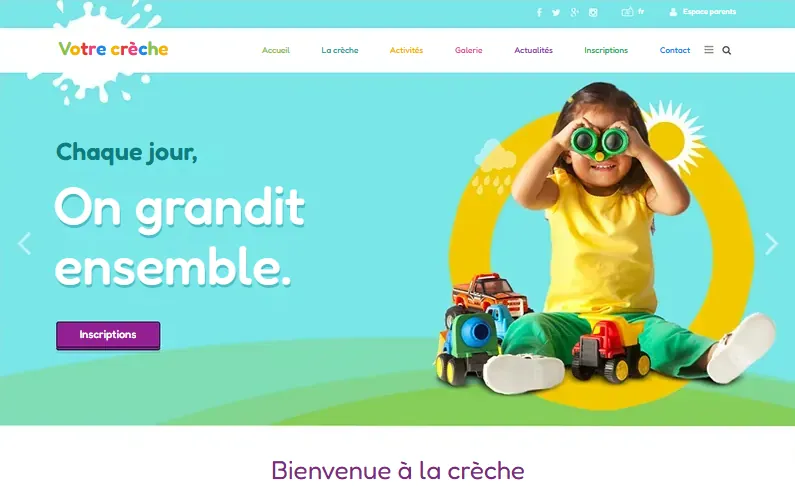 Modèle de site pour crèche ou école&nbsp;: page colorée, une enfant et ses jouets, bouton d’inscription.