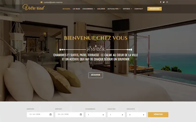 Modèle de site pour hôtel ou riad&nbsp;: chambre ouverte sur la mer et barre de réservation en ligne.